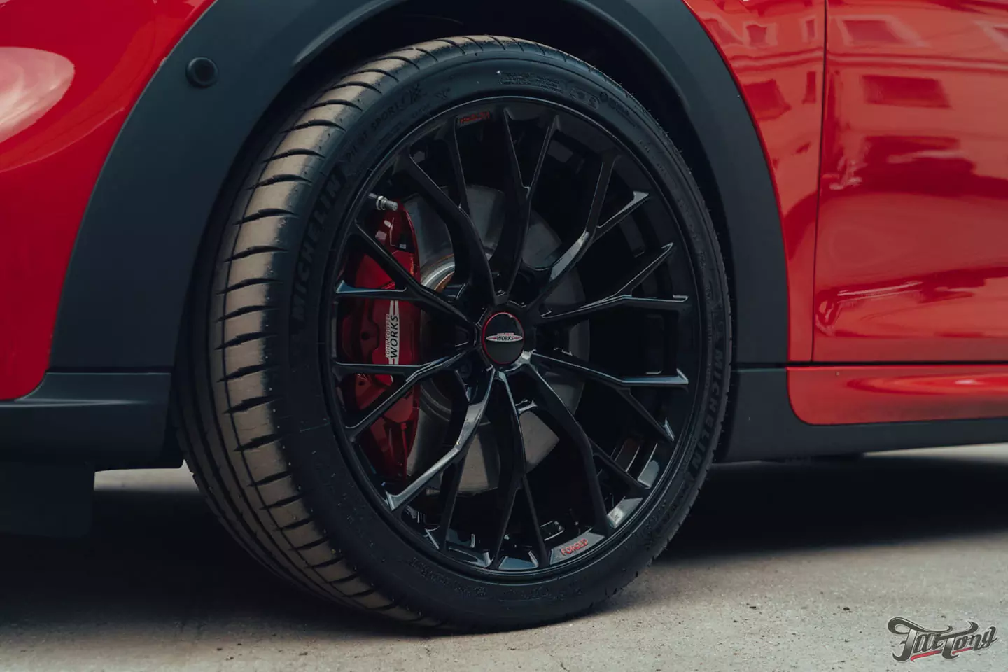 Оклейка Mini John Cooper Works глянцевым полиуретаном, наклейки на кузов, комплексная шумоизоляция, установка новых дисков, керамика дисков и суппортов